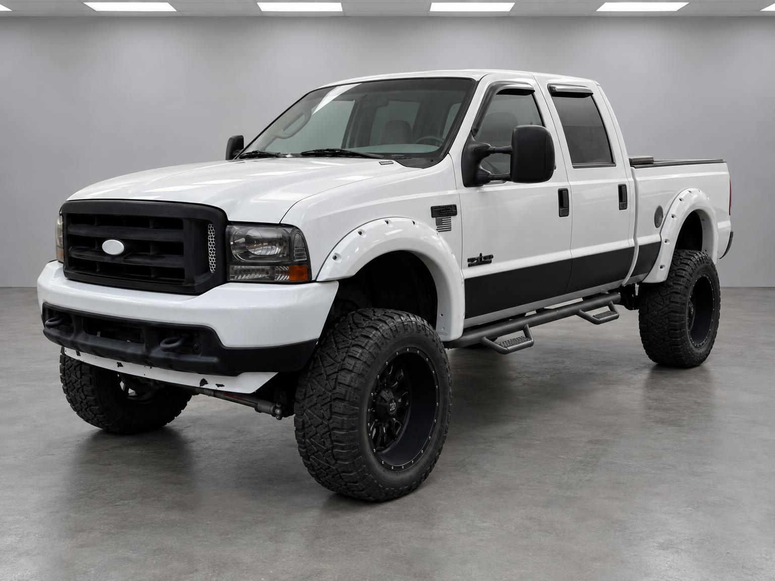 2004 Ford F250 Super Duty XLT, front three-quarter