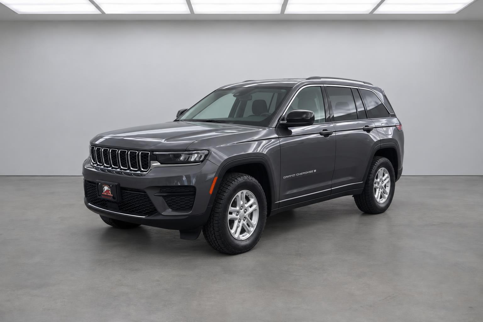 2022 Jeep Grand Cherokee, front three-quarter