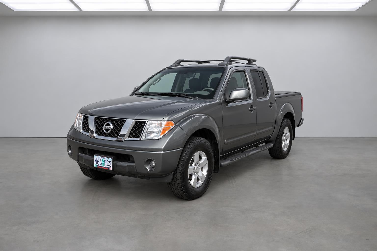 2005 Nissan Frontier LE, front three-quarter