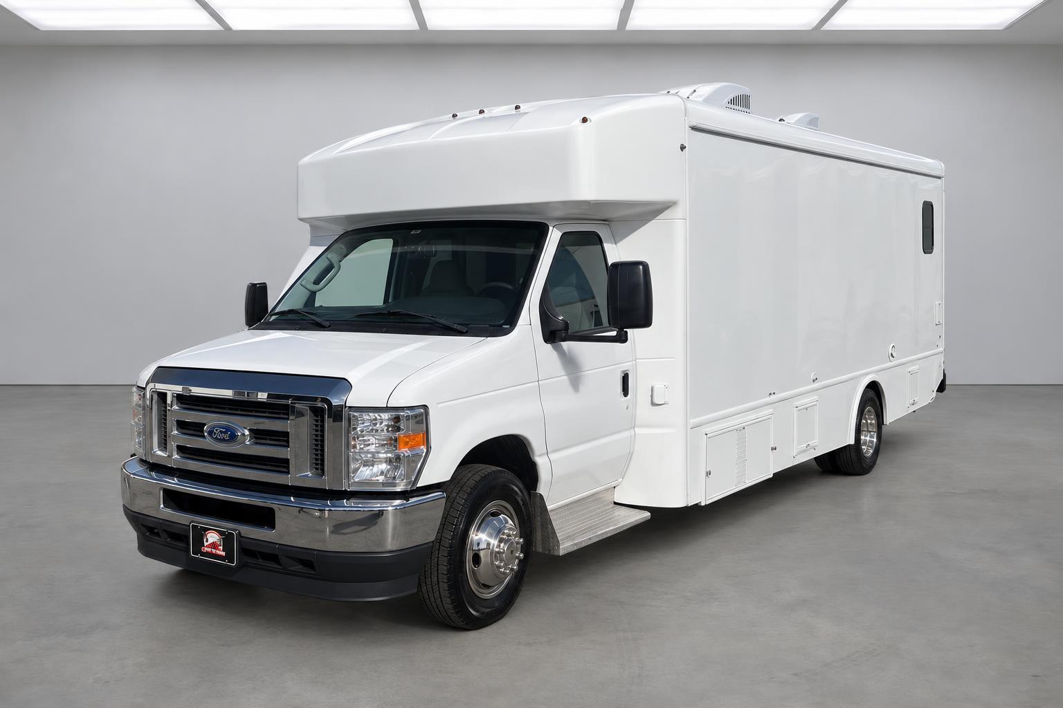 2021 Ford E450 Super Duty Cutaway Cutaway, front three-quarter