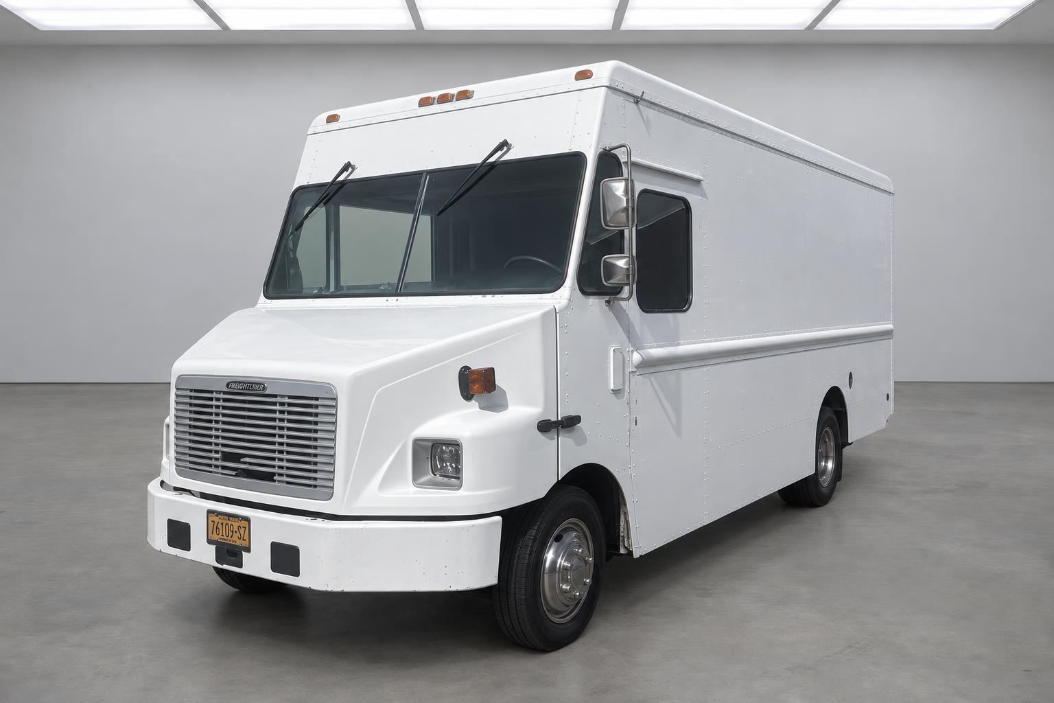 2004 Freightliner MT 45 Chassis Stepvan, front three-quarter