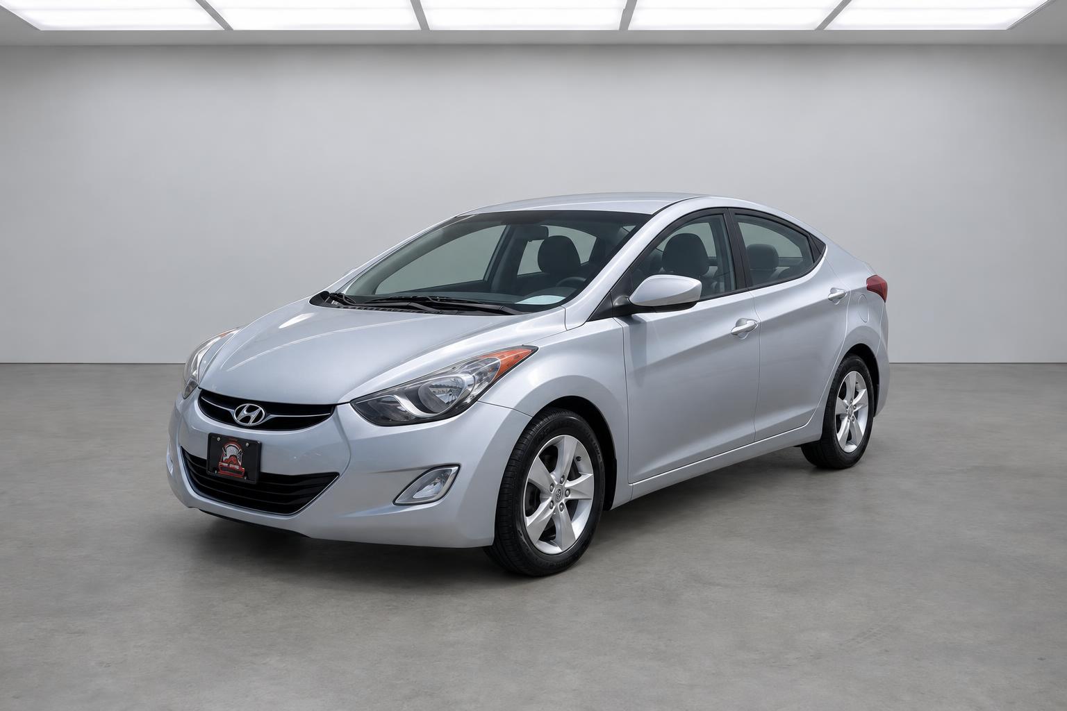 2012 Hyundai Elantra Gls, front three-quarter