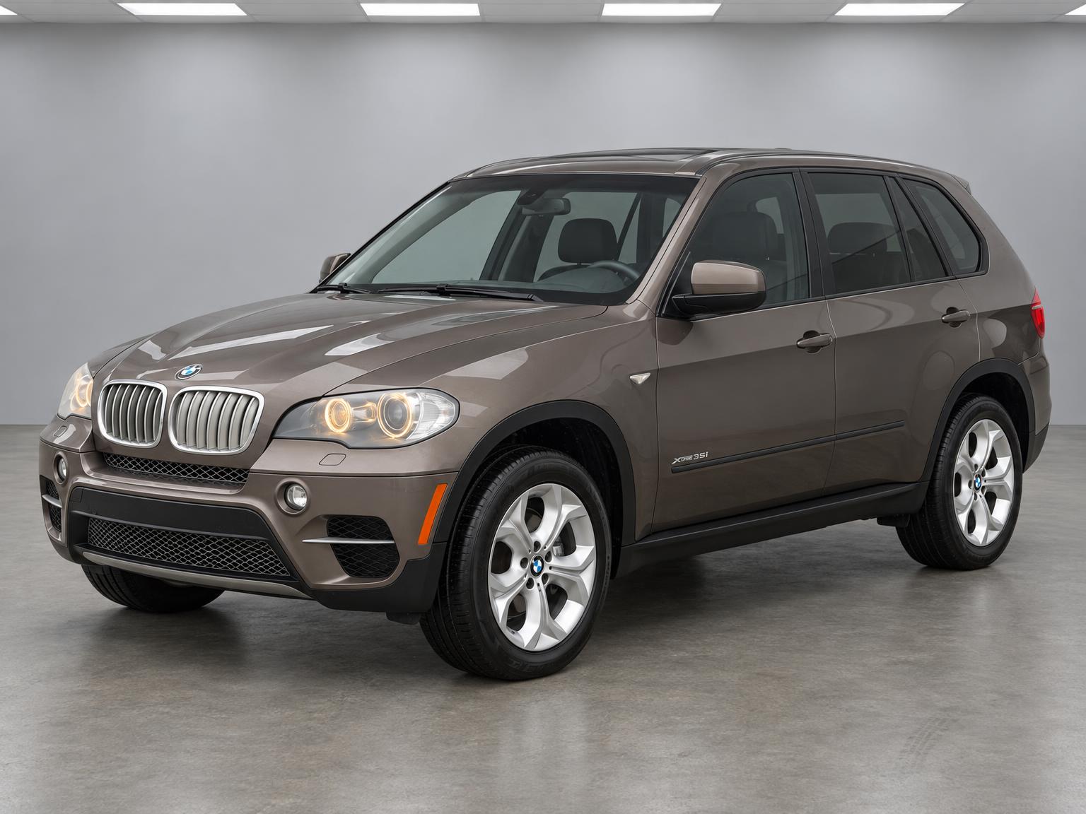 2011 BMW X5 xDrive35d, front three-quarter